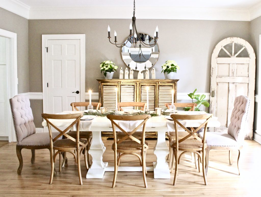 Neutral cottage style dining room with Christmas tablescape table setting | #diningroom #Christmastable 