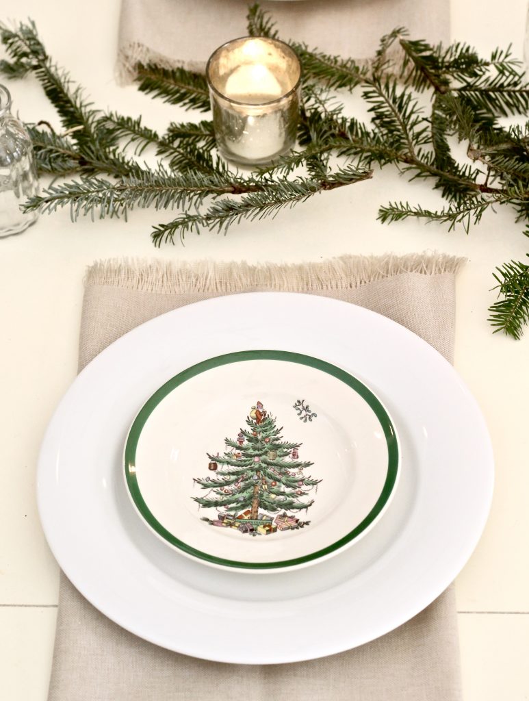 Christmas table set with Spode Christmas Tree dinnerware plates | #Christmasdecor #tablescape 