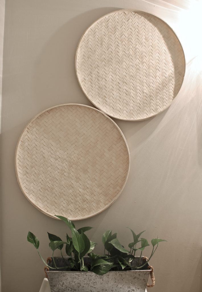 DIY designer-inspired white wash wall baskets in powder room bathroom above the toilet | www.ourhammockhouse.com | #basketwall #whitewashed #DIYwhitewash #powderroom #halfbath #toiletdecor 