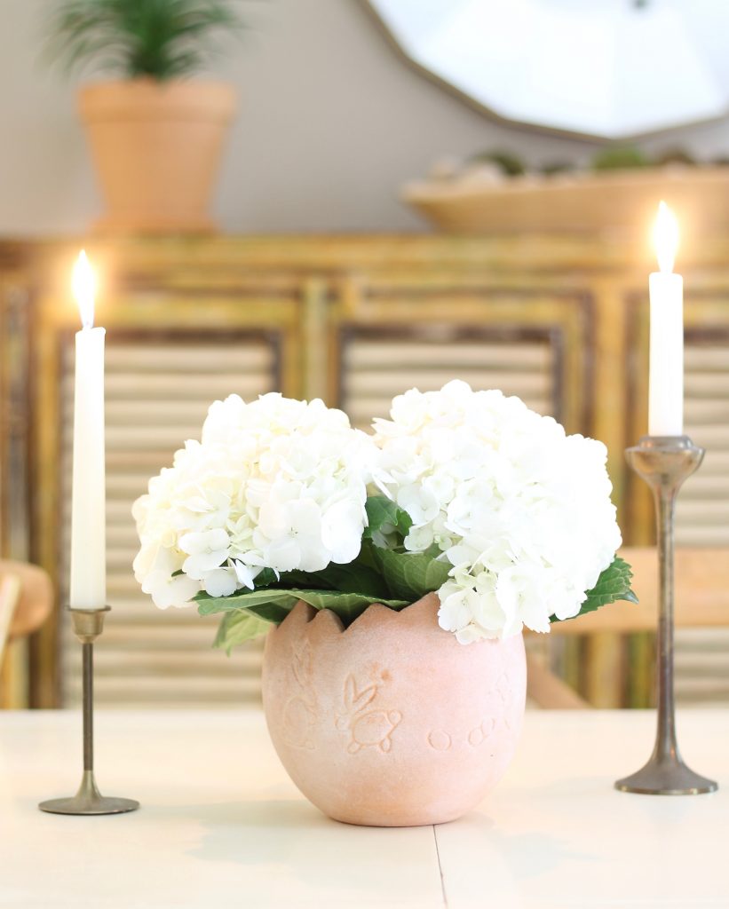 Simple floral centerpiece of white hydrangeas in a terra cotta pot | www.ourhammockhouse.com | #whitehydrangea #centerpiece #springdecor #summerdecor 