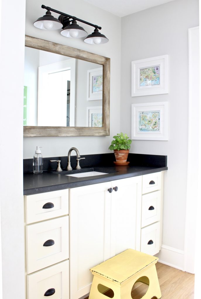 Modern farmhouse jack-and-jill bathroom with white shaker cabinets and black counters and pops of color | www.ourhammockhouse.com | #modernfarmhousebathroom #jackandjillbathroom #boysbathroom #kidsbathroom