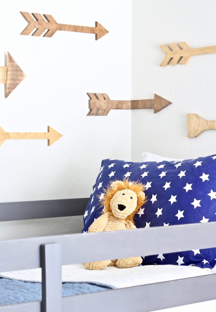 DIY wood arrow wall decor for boys' adventure themed bedroom | www.ourhammockhouse.com | #woodarrow #DIYwalldecor #kidsroom #boysbedroom