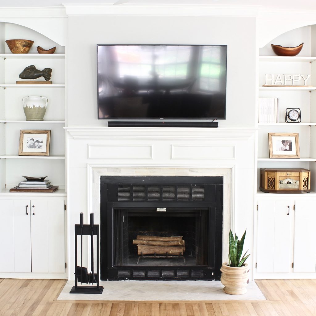 Tips on how to decorate and style built in shelves in your living room around the fireplace using neutral decor | www.ourhammockhouse.com | #builtinshelves #livingroom #fireplace #neutraldecor