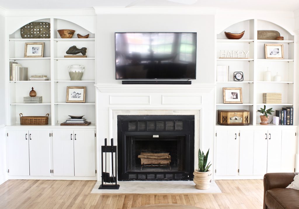 Tips on how to decorate and style built in shelves in your living room around the fireplace using neutral decor | www.ourhammockhouse.com | #builtinshelves #livingroom #fireplace #neutraldecor