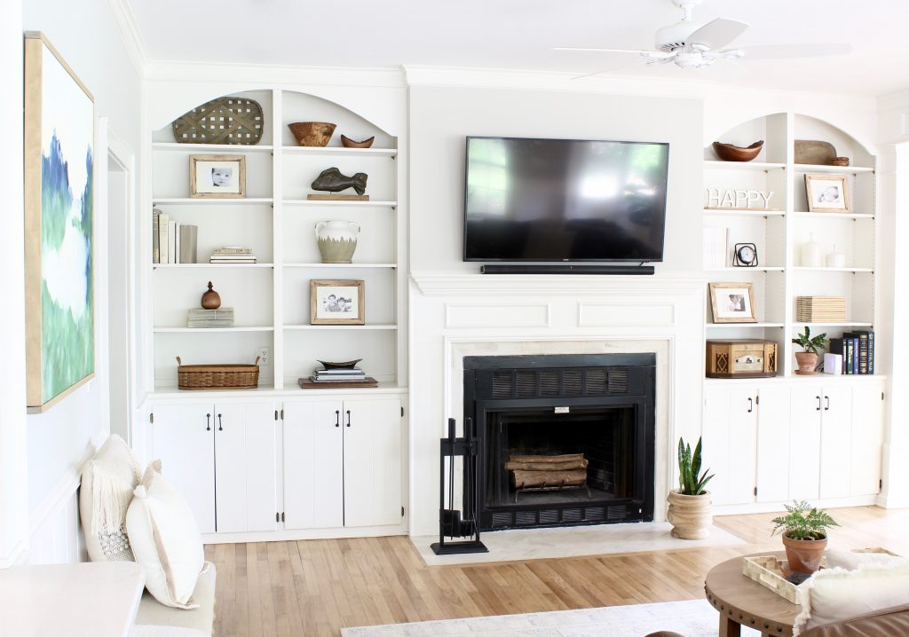 Tips on how to decorate and style built in shelves in your living room around the fireplace using neutral decor | www.ourhammockhouse.com | #builtinshelves #livingroom #fireplace #neutraldecor