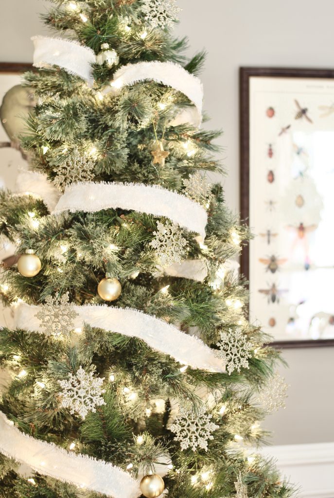 Christmas Home Tour 2019 | Christmas Tree with white lights, cream ribbon, and gold ornaments | www.ourhammockhouse.com | #christmastree