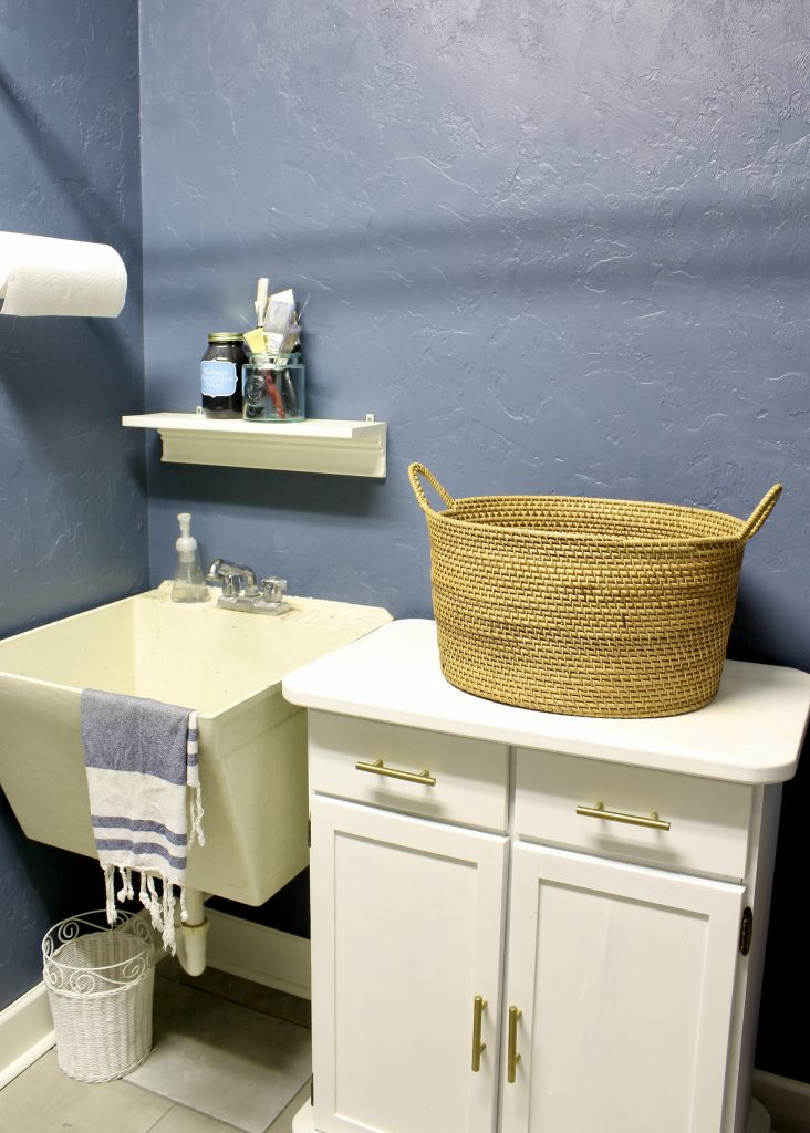 Laundry room makeover with navy blue walls | www.ourhammockhouse.com | #laundryroom #laundryroommakeover