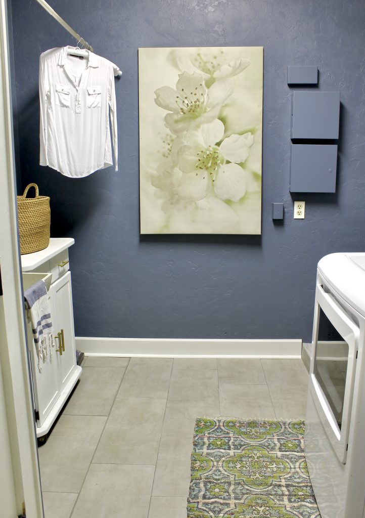 Laundry room makeover with navy blue walls and white cabinets| www.ourhammockhouse.com | #laundryroom #laundryroommakeover